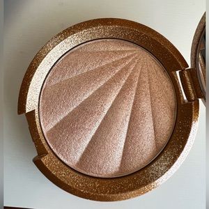 Becca Collector’s Edition Celebration of Glow - Champagne Pop Highlighter